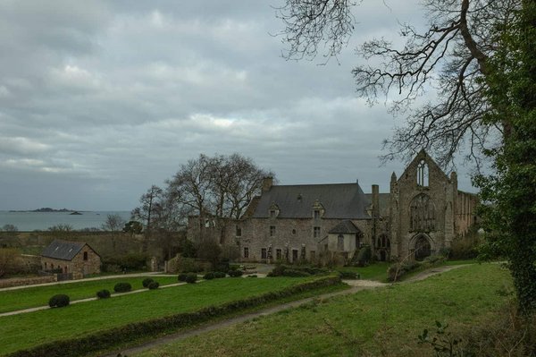 Quels sont les conseils pour une visite des monastères perchés des Météores en Grèce ?